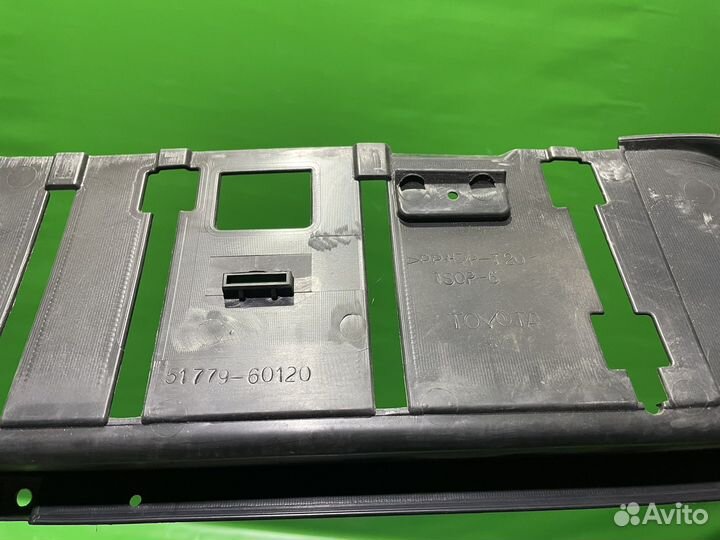 Накладка подножки правая Toyota LC200