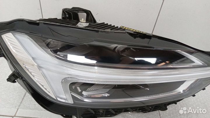 Фара правая Volvo XC60