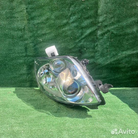 Фара передняя правая toyota auris 1