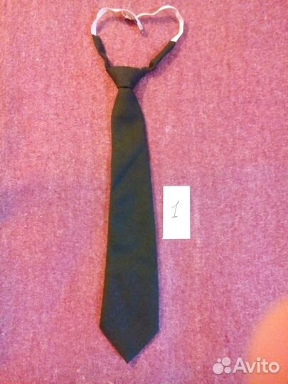 Галстук военный зелёного цвета