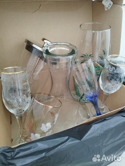 Стеклянные стаканы, вазы