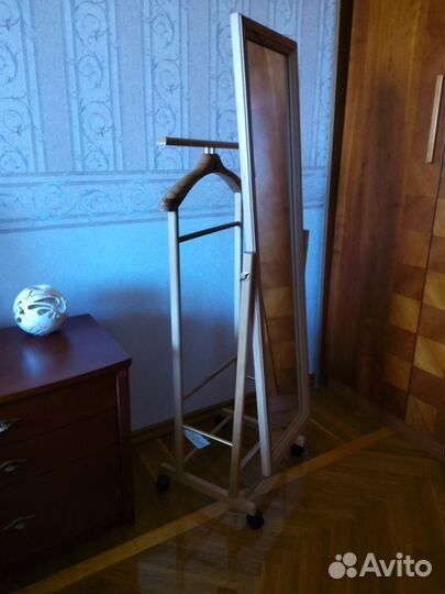 Вешалка с зеркалом новая (бук массив)