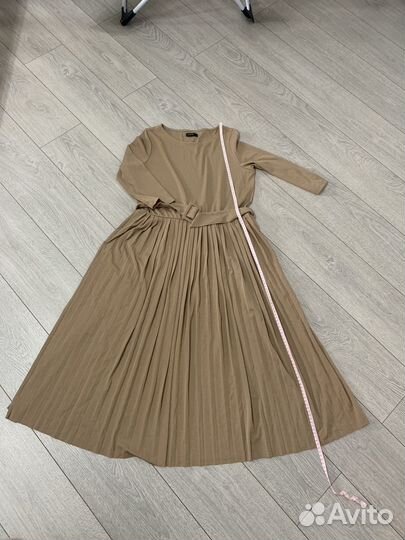 Платье с юбкой плиссе бежевое