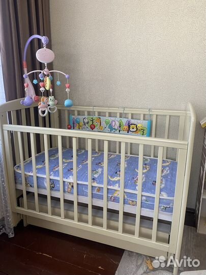 Детская кроватка с маятником и ящиком