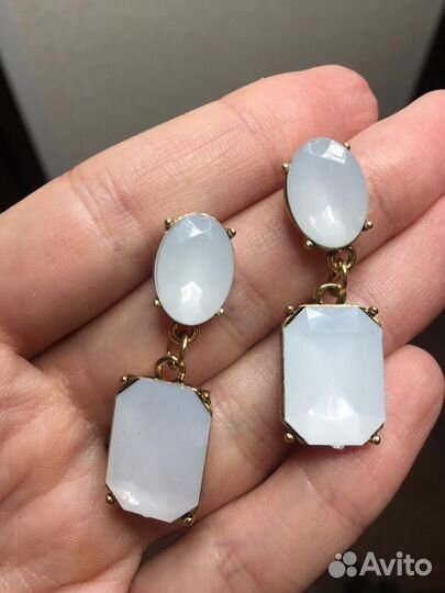 Серьги с камнями молочного цвета