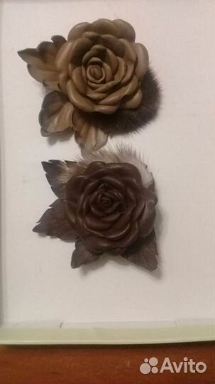 Кожаная брошь