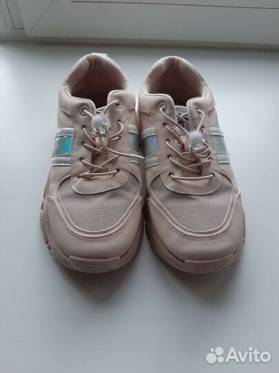 Кроссовки женские