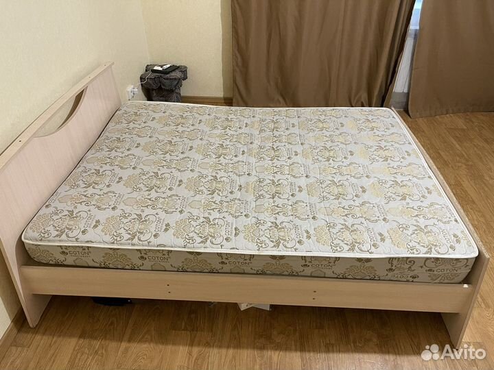 Кровать