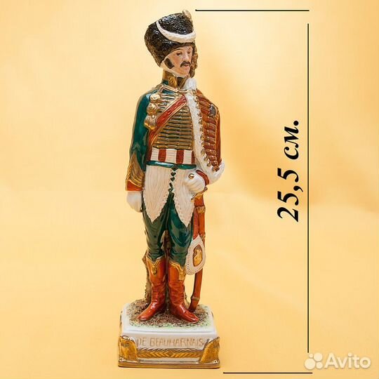 Фарфоровая статуэтка солдат