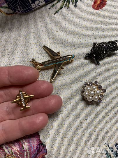 Брошь самолет сова цветок