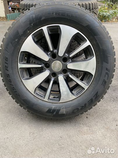 Pirelli Ice Zero 215/65 R16