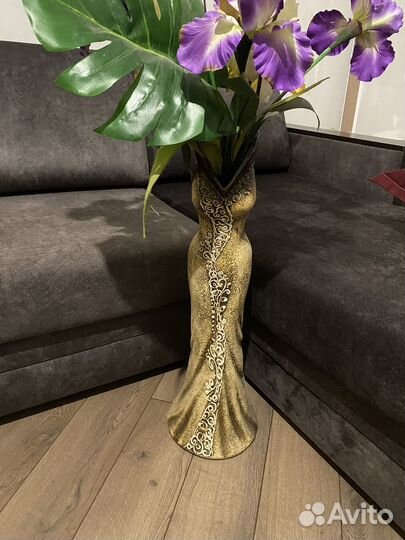 Ваза с искусственными цветами