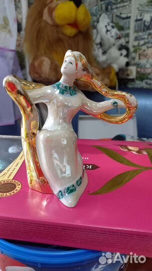 Фарфоровая статуэтка 