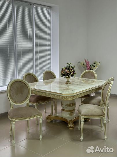 Стол и стулья