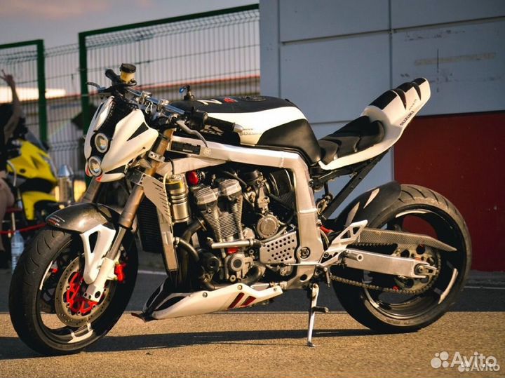 Suzuki gsx 750r streetfighter