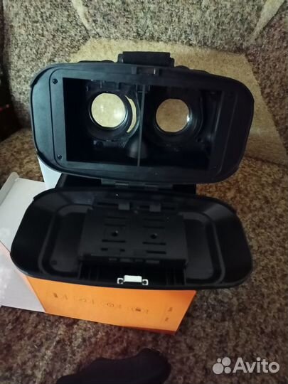 Очки виртуальной реальности с джойстиком