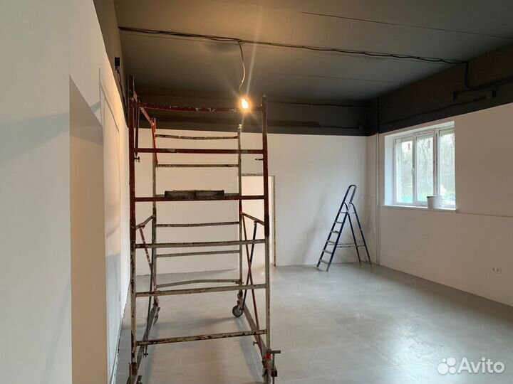 Покраска стен и потолков.Безводушная окраска