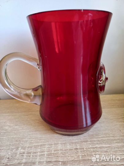 Пивная кружка из красного стекла емкость 1л