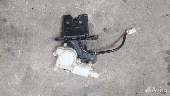 Замок крышки багажника mazda 3 bk