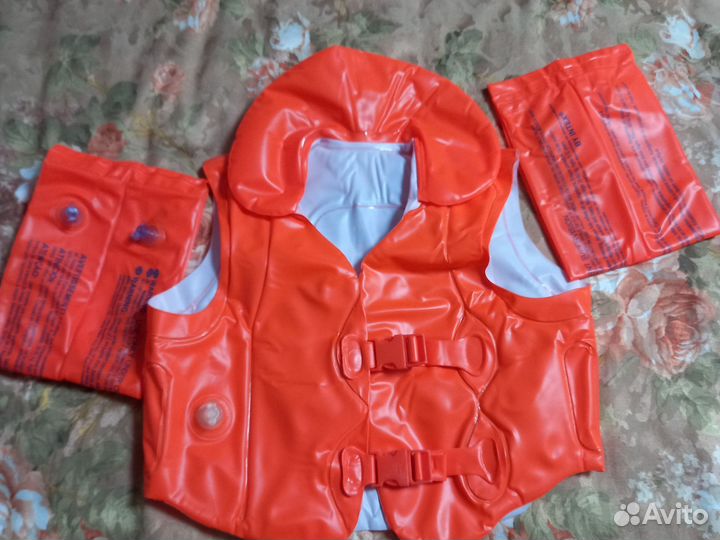 Жилет и нарукавники спасательные