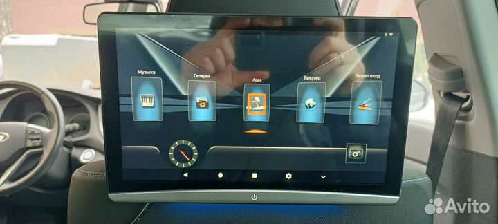 Навесной монитор 10,6