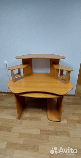 Компьютерный стол угловой с полками б/у
