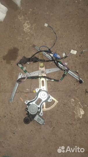 Toyota ist стеклоподьемник