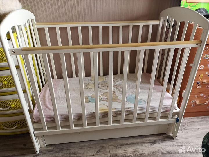 Детская кроватка с маятником