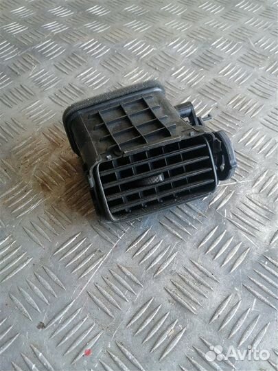 Дефлектор воздушный передний правый Mitsubishi