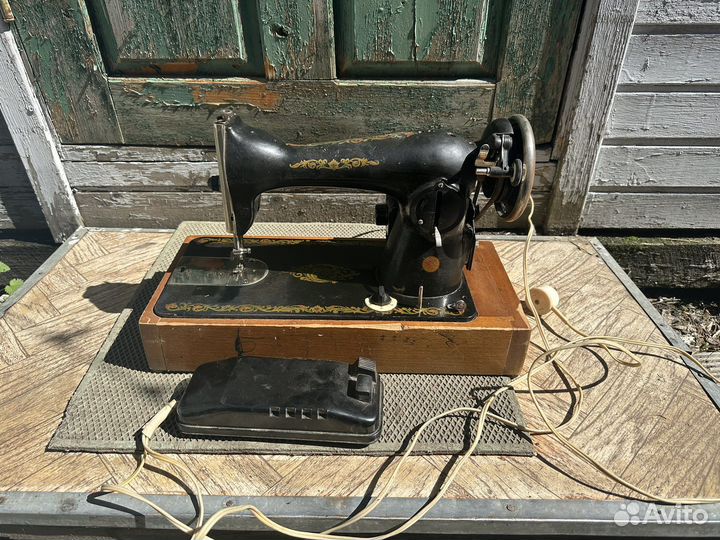 Швейная машинка с электроприводом «Подольск»