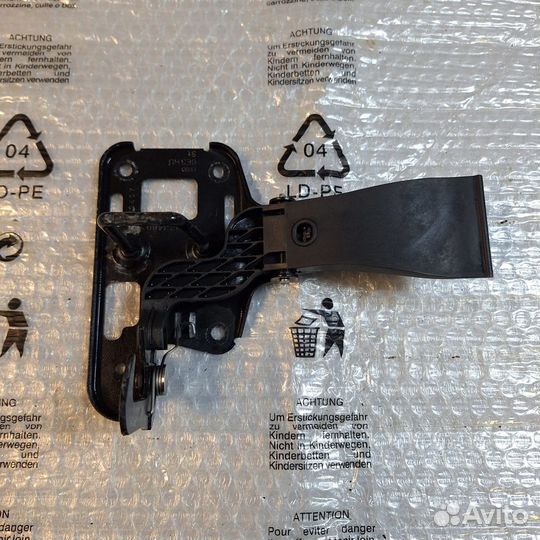 Крючок замок капота Audi 8T0823480