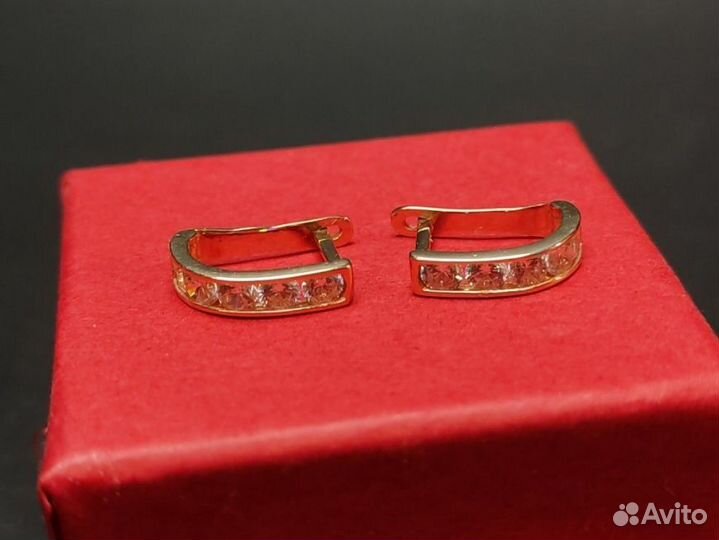 Золотые серьги 585 пробы массой 0.98 грамм