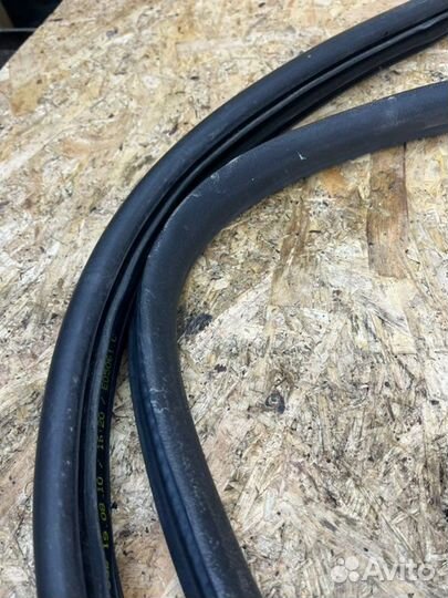 Уплотнительная резинка двери передняя правая Ford