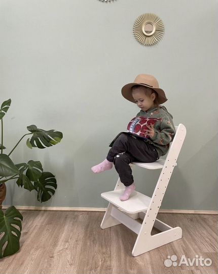 Белый детский стульчик