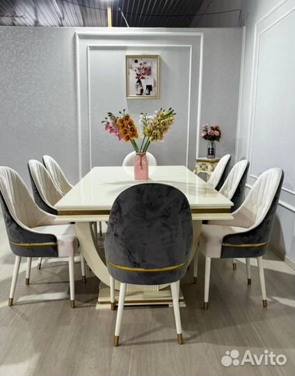 Стол и стулья в гостиную. В наличии