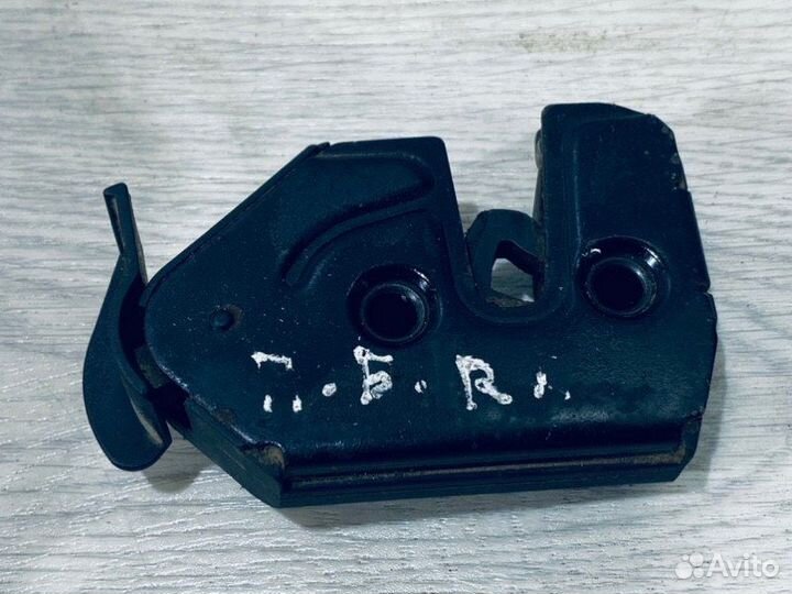 Замок багажника правый Land Rover Range Rover LM