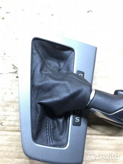 Кожух ручки кпп Ford Focus CB8 mgda 01/2011