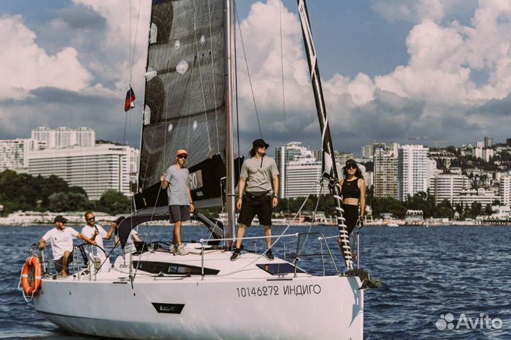 Морская прогулка на яхте под парусом