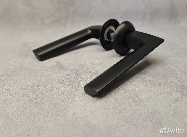 Дверные ручки черные
