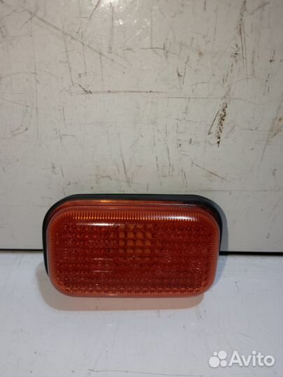 Повторитель в крыло nissan mistral R20 lhrh