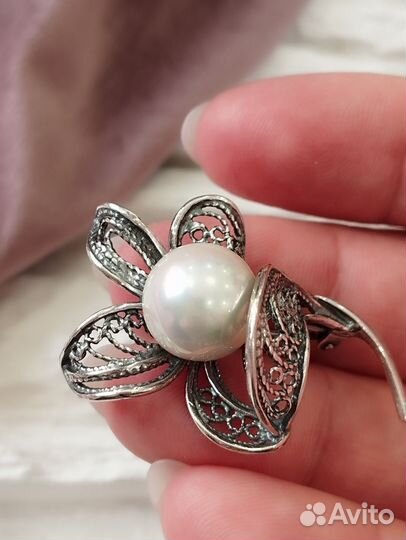 Брошь с жемчугом