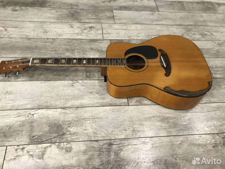 Акустическая гитара