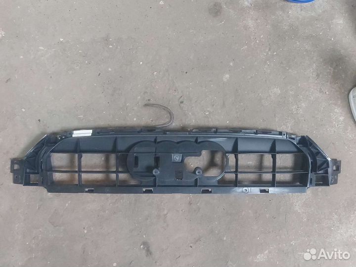 Кронштейн решетки радиатора Audi A6C7