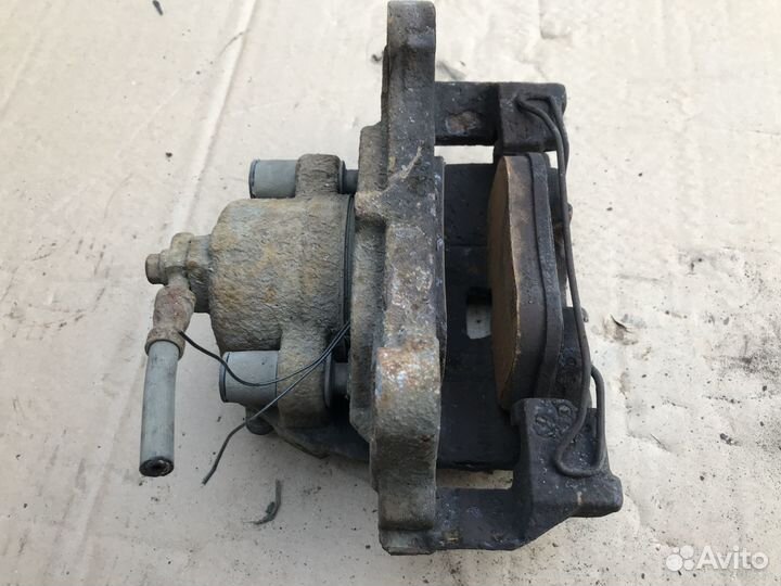 Суппорт передний левый Volkswagen Tiguan 11-17