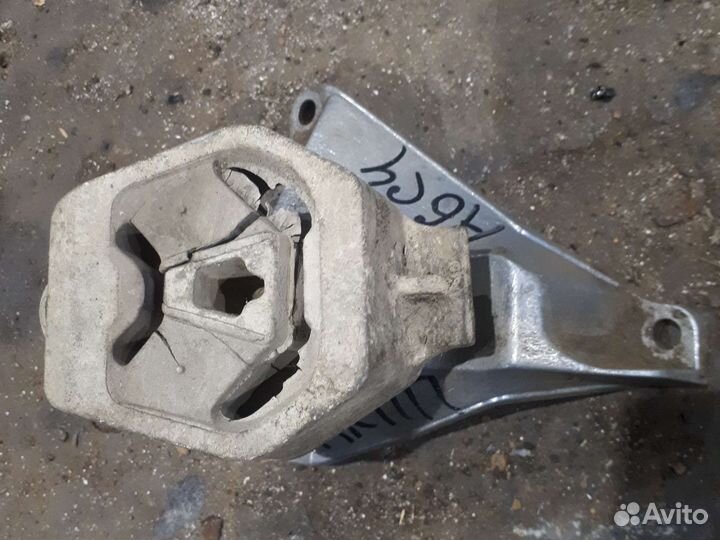 Правый кронштейн АКПП ауди а6 с4