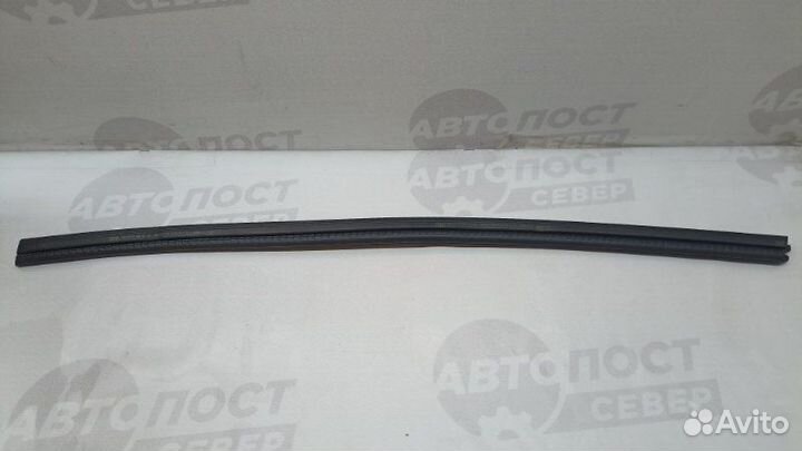 Уплотнитель стекла двери передний правый Audi A4