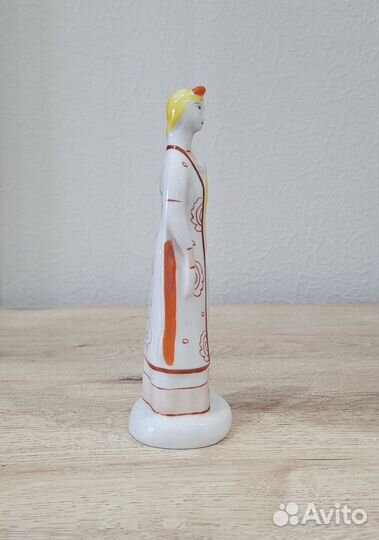 Фарфоровая статуэтка 