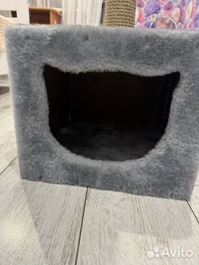 Кошачий домик с когтеточкой