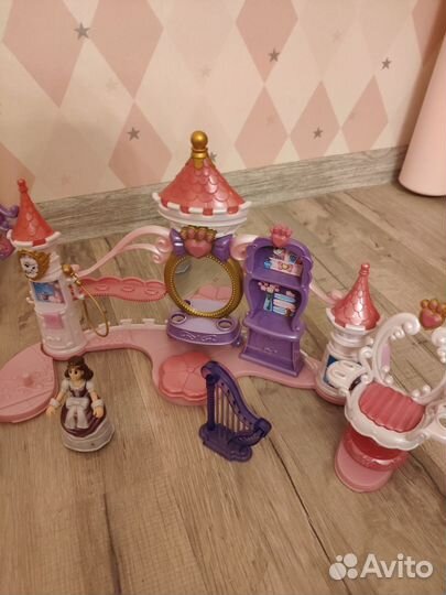 Игрушечный замок для кукол