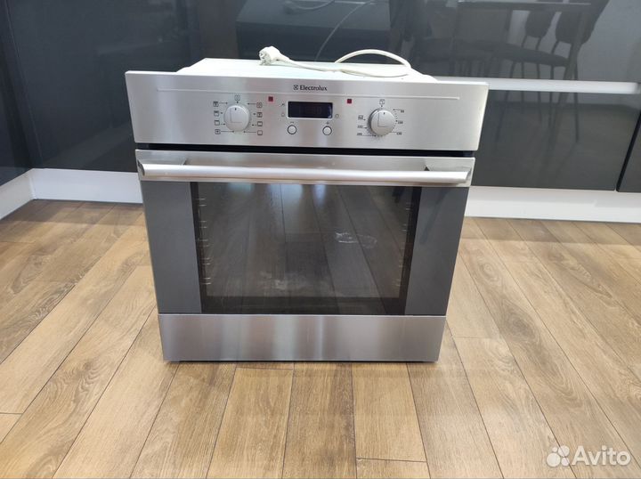 Духовой шкаф Electrolux в рабочем состоянии